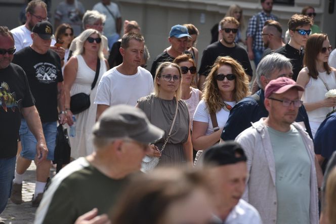 Marsz Milczenia dla Klaudii w Toruniu. „Niech nasza cisza przemówi głośniej niż słowa” [GALERIA]