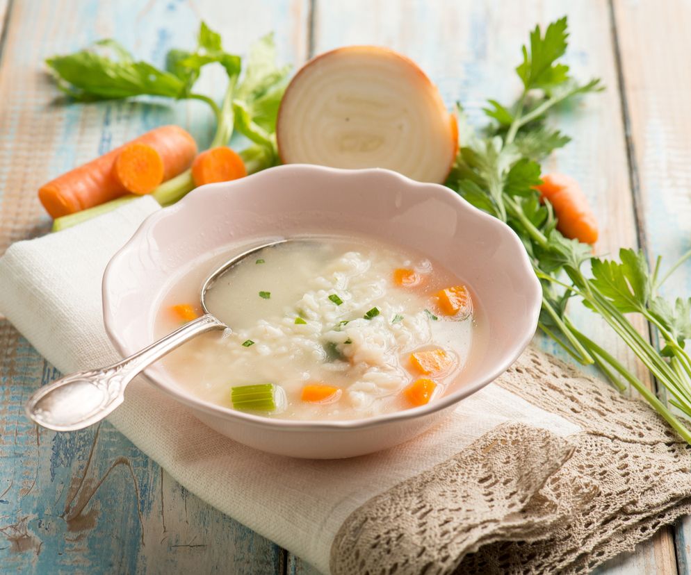 Ryżanka: łatwa zupa na rosole