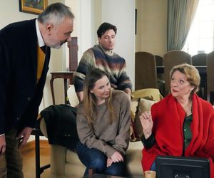 Barwy szczęścia odc. 3173. Sofia (Valeria Gouliaeva), Józefina (Elżbieta Jarosik), Andrzej Zastoja-Modelski (Leon Charewicz), Cezary Rawicz (Marcel Opaliński)