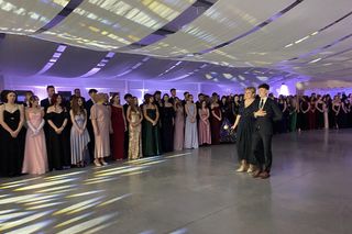 Zostało 85 dni do matury. Maturzyści z zielonogórskiej Budowlanki zatańczyli poloneza [zdjęcia]	