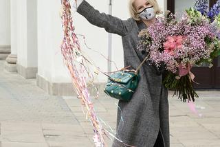 Małgorzata Kożuchowska zasypana kwiatami