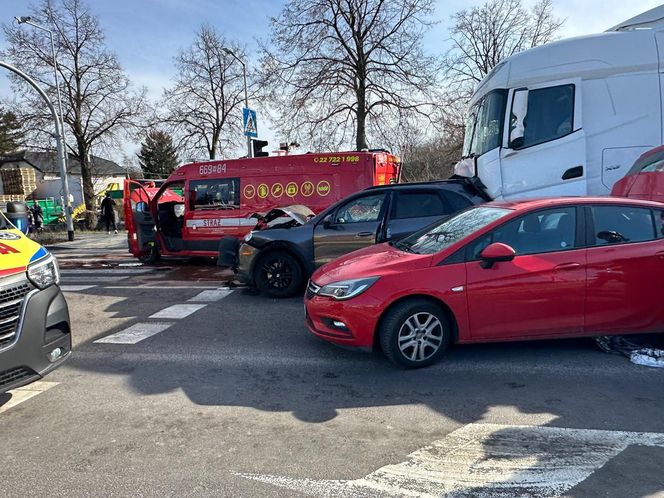 Ciężarówka zmiażdżyła cztery pojazdy. Sześć osób rannych, w tym dzieci. Lądował śmigłowiec LPR