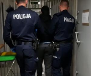 Miał do odsiadki 2 lata, teraz grozi mu nawet 10. Próbował rozjechać policjantów!