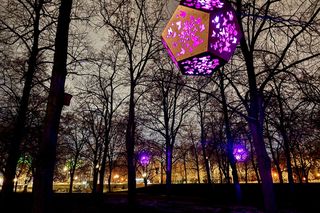 Warszawa. Lampiony w Dzielnicy Wisła