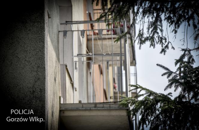 Spakowała do reklamówki 170 tysięcy złotych i wyrzuciła je przez balkon! Zrobiła to ze strachu