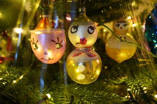 Na 18 metrach kwadratowych ma dwie choinki, a na nich setki bombek z czasów PRL. Odwzorował drzewko z domu babci