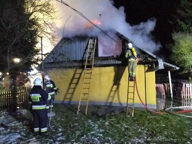 Lubelskie: Drewniany dom stanął w płomieniach. W zgliszczach znaleziono zwęglone zwłoki