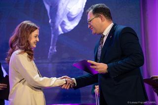 Najlepsi uczniowie i uczennice Lubelszczyzny dostali kasę od marszałka. Mamy zdjęcia