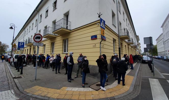 Gigantyczna kolejka do szczepień bez rejestracji. Plac Bankowy