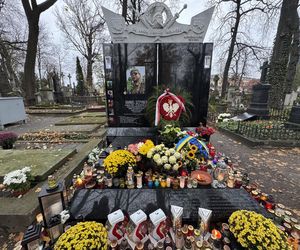 Tak wygląda grób Daniela Sztybera w Święto Zmarłych. Polski żołnierz oddał życie za Ukrainę