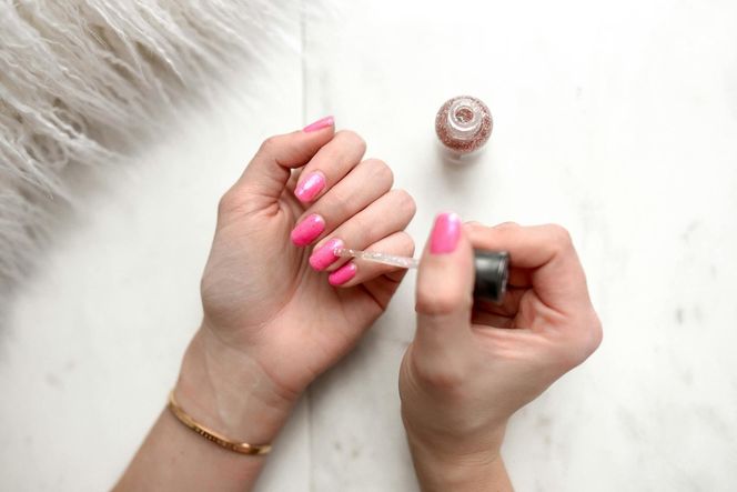 Szukasz idealnego manicure’u na lato? Te kolory pięknie podkreślą wakacyjną opaleniznę