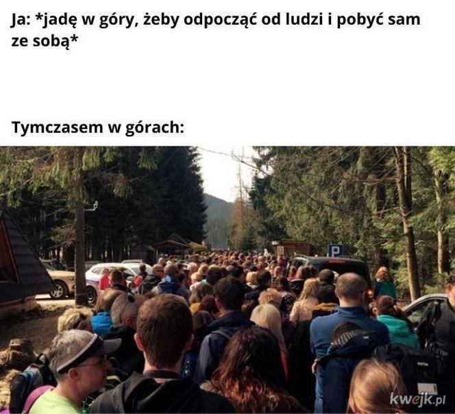 Najlepsze memy o turystach w górach. Te obrazki znane z Tatr bawią do łez 