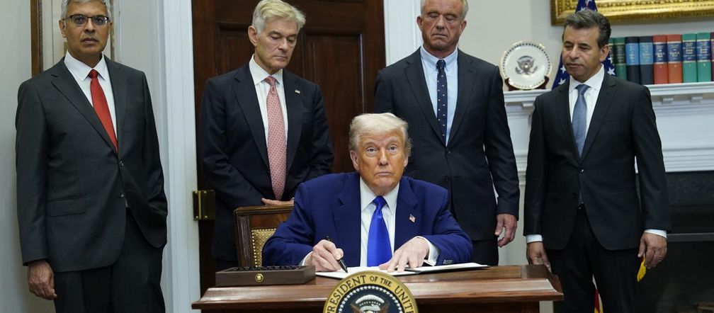 Zmuszę państwa UE do płacenia wyższych cen za leki. Trump podpisał ważny dokument