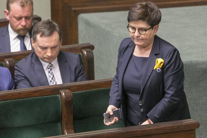 Beata Szydło z telefonem