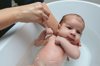 Jak często kąpać niemowlę? Może wydać ci się to dziwne...