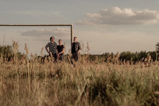 Elements debiutują dryfującym singlem Jak rzeka. Eklektyczna kompozycja okraszona ciepłym wokalem