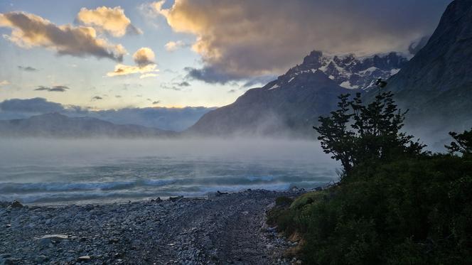 Patagonia - atrakcje - Porywisty wiatr w Torres del Paine