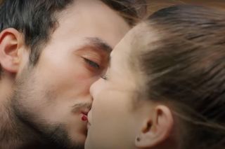 Alper pocałuje Silę na oczach Kuzeya i ją porwie, a ślub Egego i Melis dojdzie do skutku.