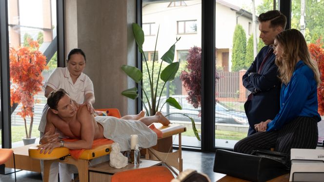 Na Wspólnej odc. 4062. Darek Żbik (Michał Mikołajczak), prawniczka Kalina (Katarzyna Gałązka), Tomasz (Patryk Pniewski)