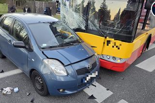 Autobus miejski zderzył się z osobówką. Są poszkodowani