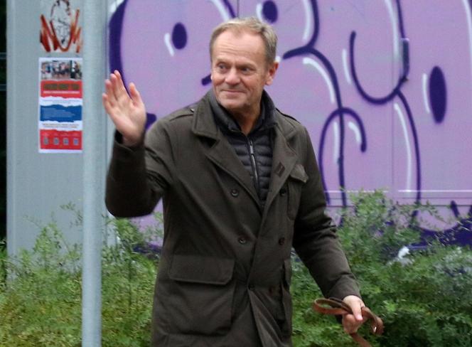 Donald Tusk na spacerze z Portosem