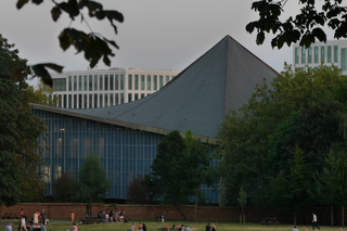 Londyńskie Design Museum w nowej siedzibie - odnowionym zabytku z lat 60.