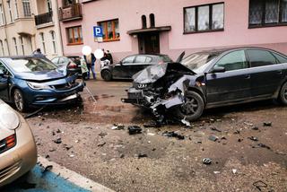 Wypadek na ul. Świętej Trójcy w Bydgoszczy. Trzy osoby są ranne [ZDJĘCIA]