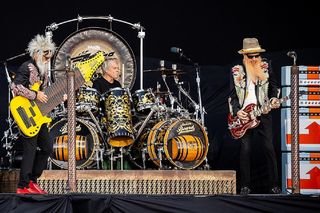 Frank Beard (ZZ Top) musiał zrezygnować z koncertowania przez problemy zdrowotne. Muzyk właśnie powrócił na scenę!