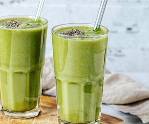 Poranny zastrzyk witamin i energii. Postaw na smoothie ze szpinakiem i owocami 