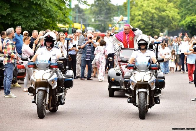Policja czuwała, gdy tłumy kierowców święciły pojazdy