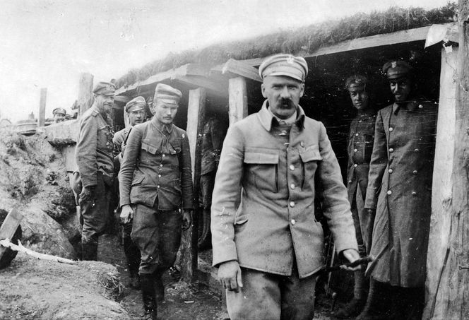 Piłsudski w okopach pod Rudką  Miryńską, sierpień 1916 r.