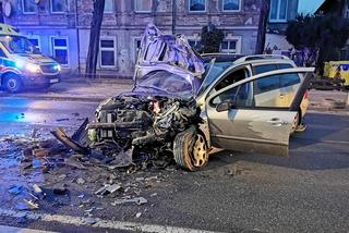 Ogromna kraksa na Fordońskiej w Bydgoszczy! Dwie osoby trafiły do szpitala [ZDJĘCIA]
