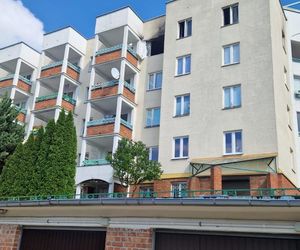 Łódź. Wybuch i pożar w mieszkaniu. 72-letni mieszkaniec usłyszał zarzuty [ZDJĘCIA].