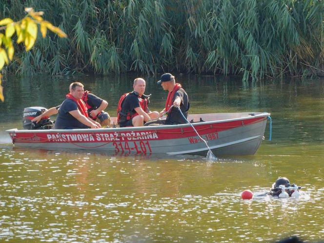 Utonął podczas próby przepłynięcia Jeziorka Czerniakowskiego. Po tragicznej śmierci służby szukają kolejnej osoby