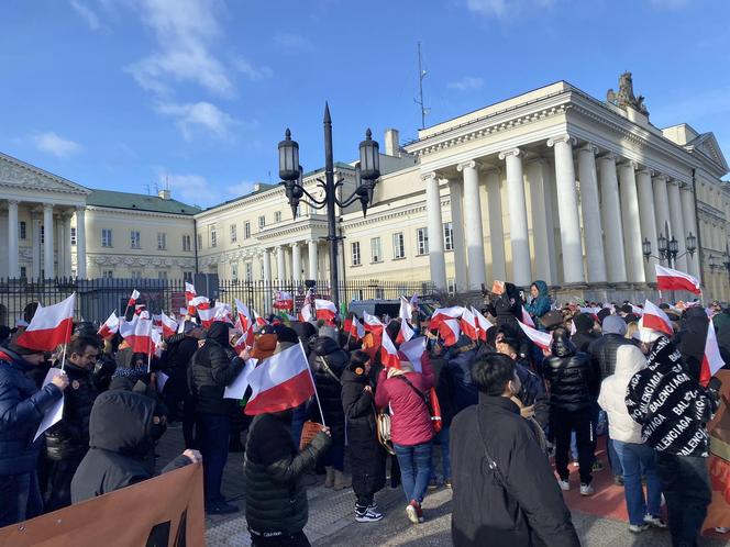 Kupcy z Marywilskiej 44 protestują pod Ratuszem. Walczą z podwyżką czynszu w centrum handlowym