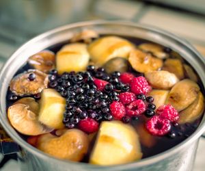 Co zrobić z owoców po kompocie? Proste patenty na wykorzystanie gotowanych owoców