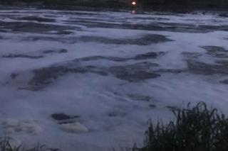 Kolejne zanieczyszczenie? Gęsta piana w korycie Wisły