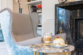 Przytulny dom dla rodziny z nutą klasyki. Te wnętrza urządzono w nowojorskim stylu