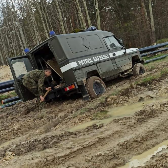  W Parszowie patrol saperski ugrzązł w błocie