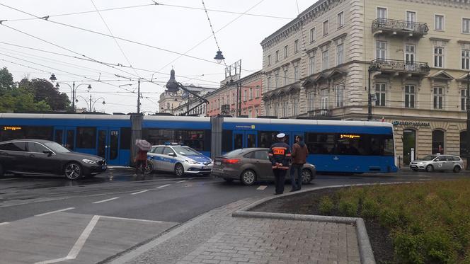 Wypadek w centrum Krakowa. "Konsularne" BMW potrąciło rowerzystę