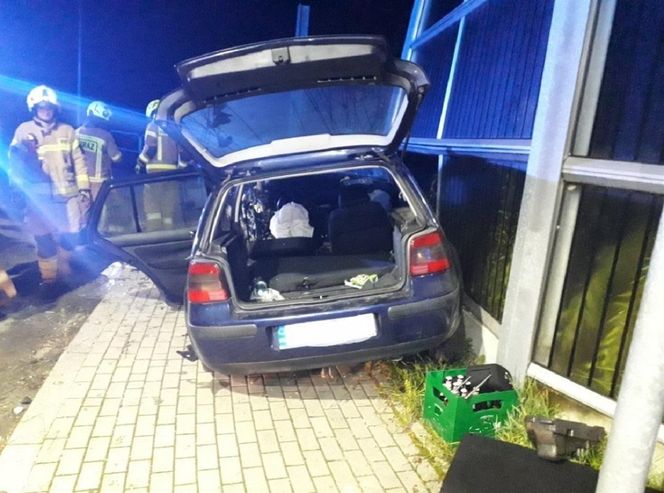 Kompletnie pijany 19-latek roztrzaskał volkswagena. Został poważnie ranny