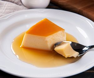 Zmiksuj herbatniki z jajami i mlekiem. Ten pyszny deser to słodki hit lata 