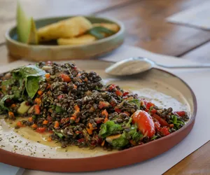 Marokańska sałatka z soczewicy, marchewki i jarmużu. Sycąca dawka zdrowia