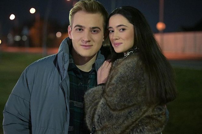 Pierwsza miłość po wakacjach. Biały nie żyje? Angelika błaga znienawidzonego ojca o pomoc