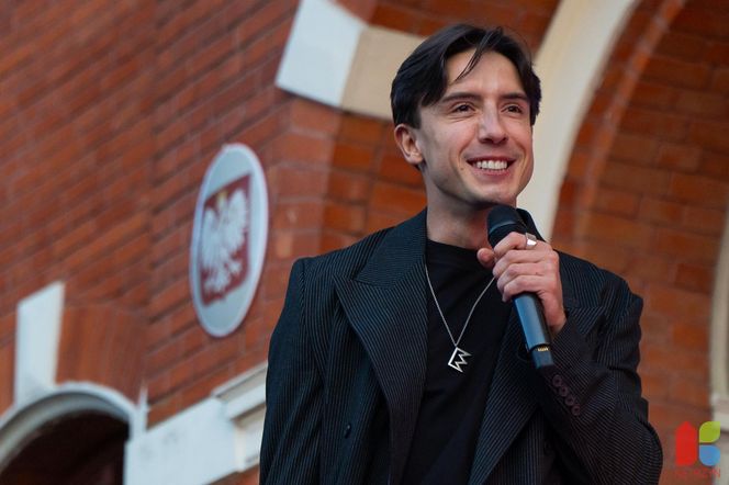 Koncert Dawida Kwiatkowskiego przed ratuszem miejskim w Kętrzynie