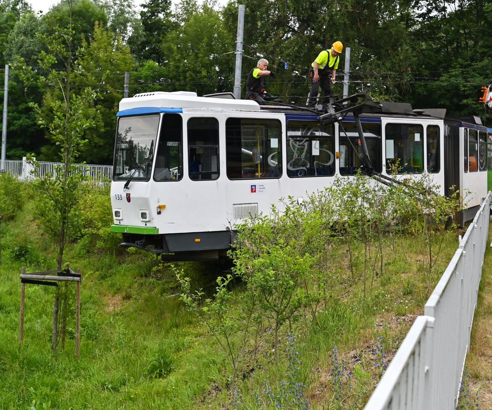 Tramwaj przebił się przez barierki przy pętli Las Arkoński! Są ranni 