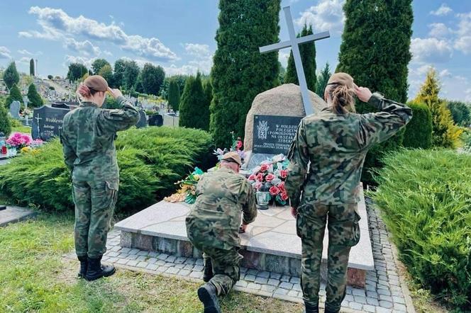 Żołnierze 4 Warmińsko- Mazurskiej Brygady Obrony Terytorialnej przez ostatnie dni w ramach akcji „Żołnierska Pamięć” porządkowali w regionie groby wojskowych.