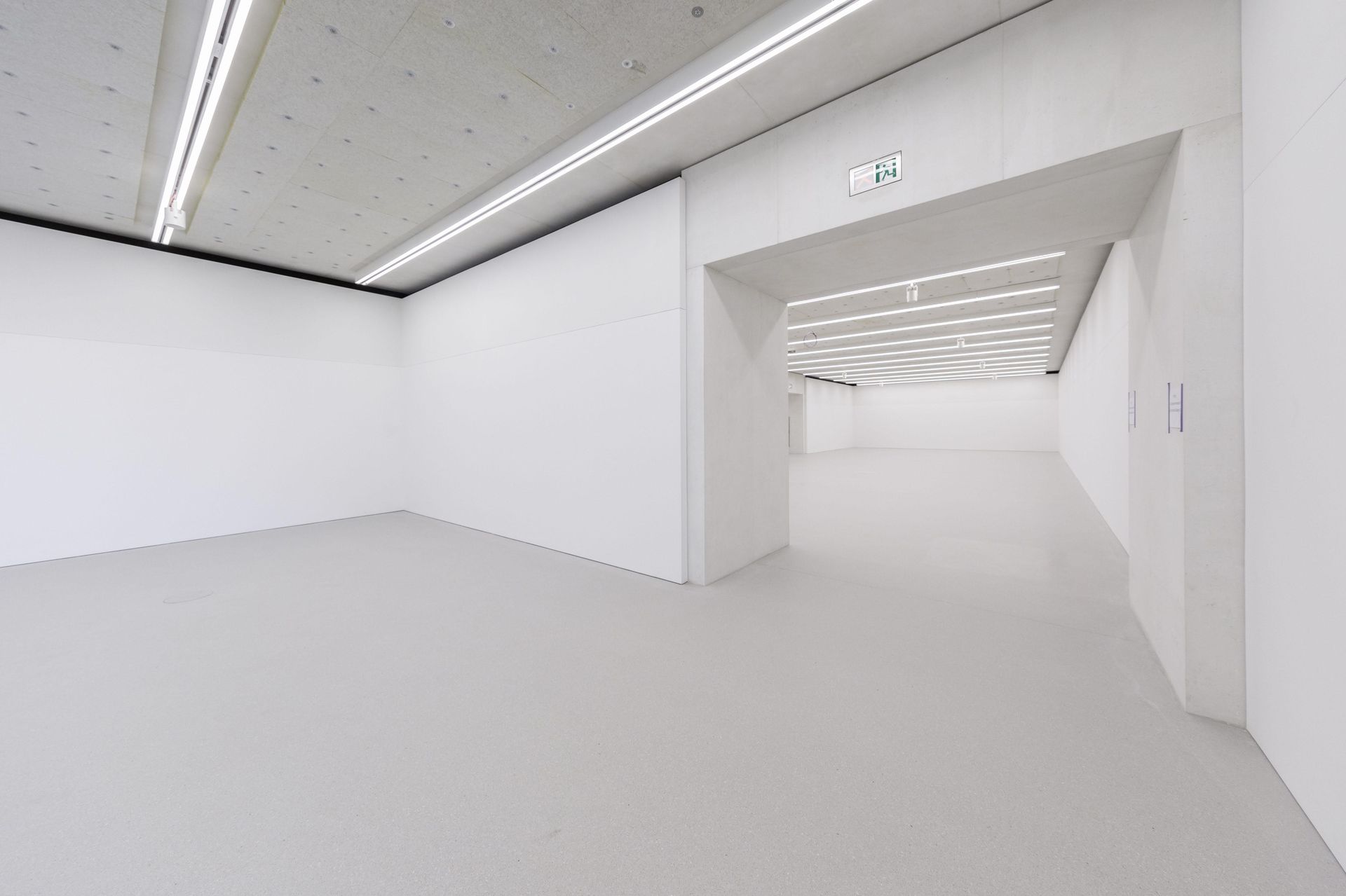 Widok galerii w budynku Muzeum Sztuki Nowoczesnej w Warszawie