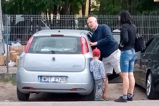Janusz Korwin-Mikke z żoną i dzieckiem na zakupach.