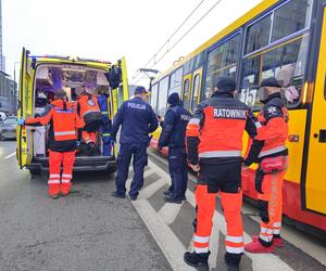 Pieszy wpadł pod tramwaj! Dramatyczny wypadek w centrum